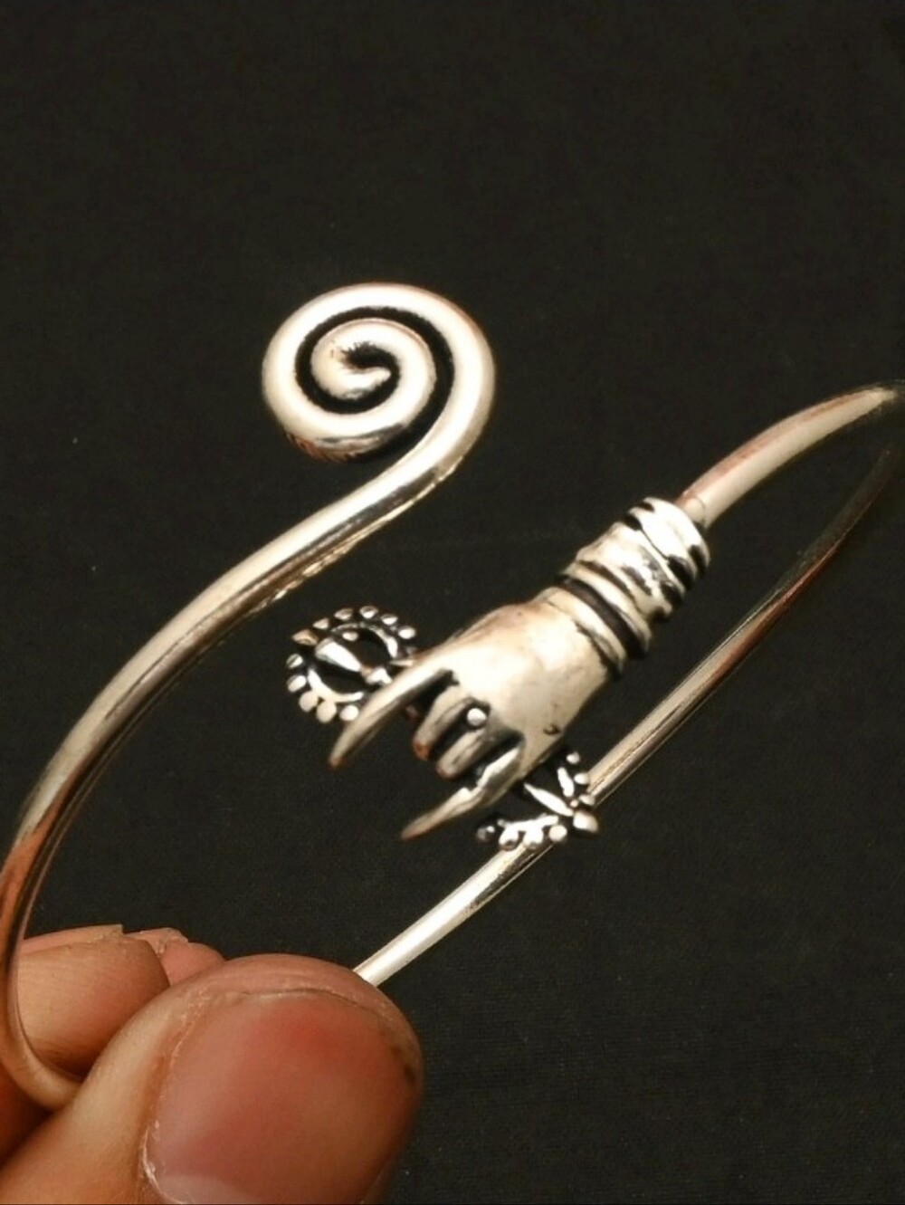 New Unique Silver Spiral Hand Cuff Bracelet. 